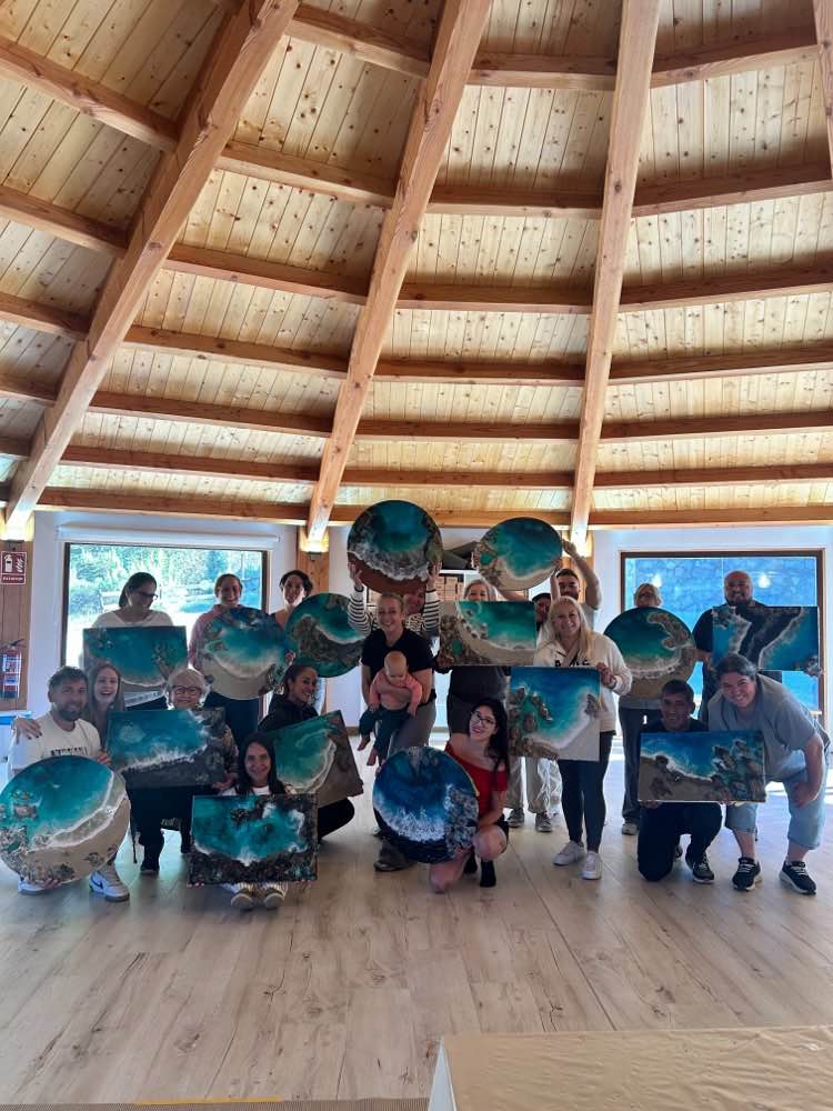 Grupo del retiro con sus obras de Ocean Art en la sala Naga de Mas de Borras
