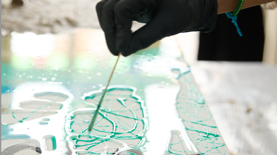 Artista trabajando con resina epoxi, errores comunes en resina