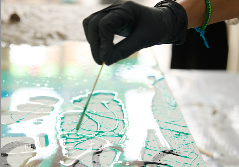 Artista trabajando con resina epoxi, errores comunes en resina