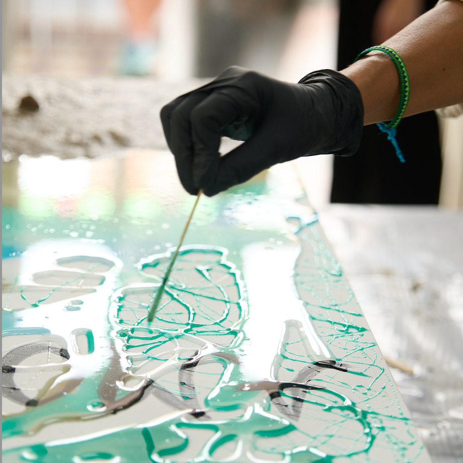 Artista trabajando con resina epoxi, errores comunes en resina