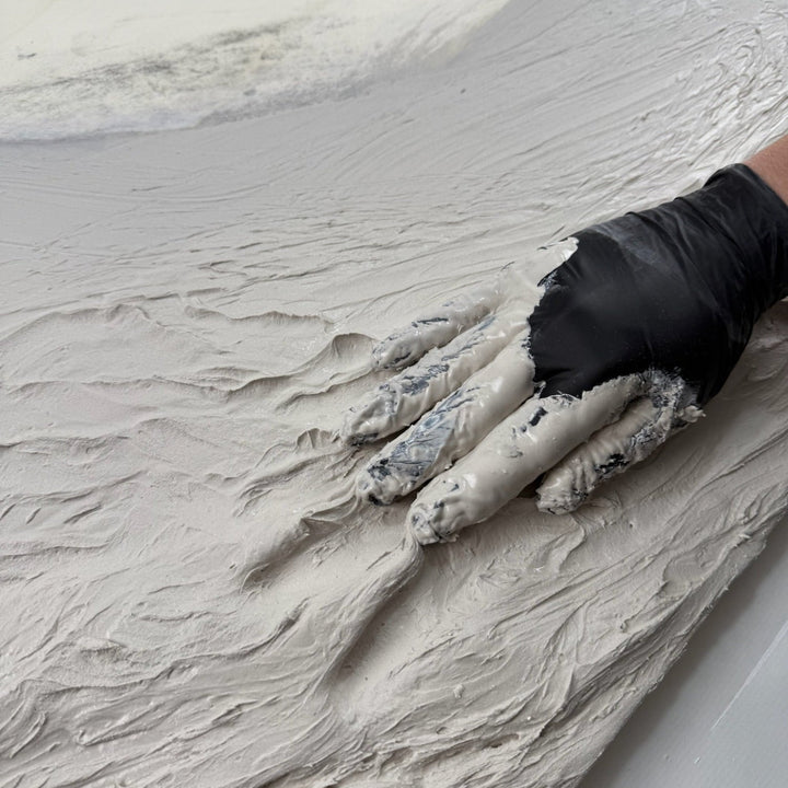 Textura Base: mano con guante extendiendo la textura base sobre el soporte