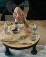 Stone Pigments Collection: artista pintando rocas de resina con los pigmentos sobre la mesa giratoria