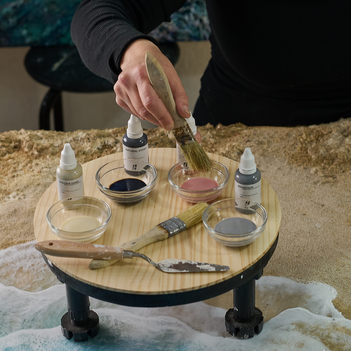 Stone Pigments Collection: artista pintando rocas de resina con los pigmentos sobre la mesa giratoria