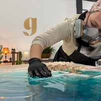 Eva trabajando con mascarilla y guantes
