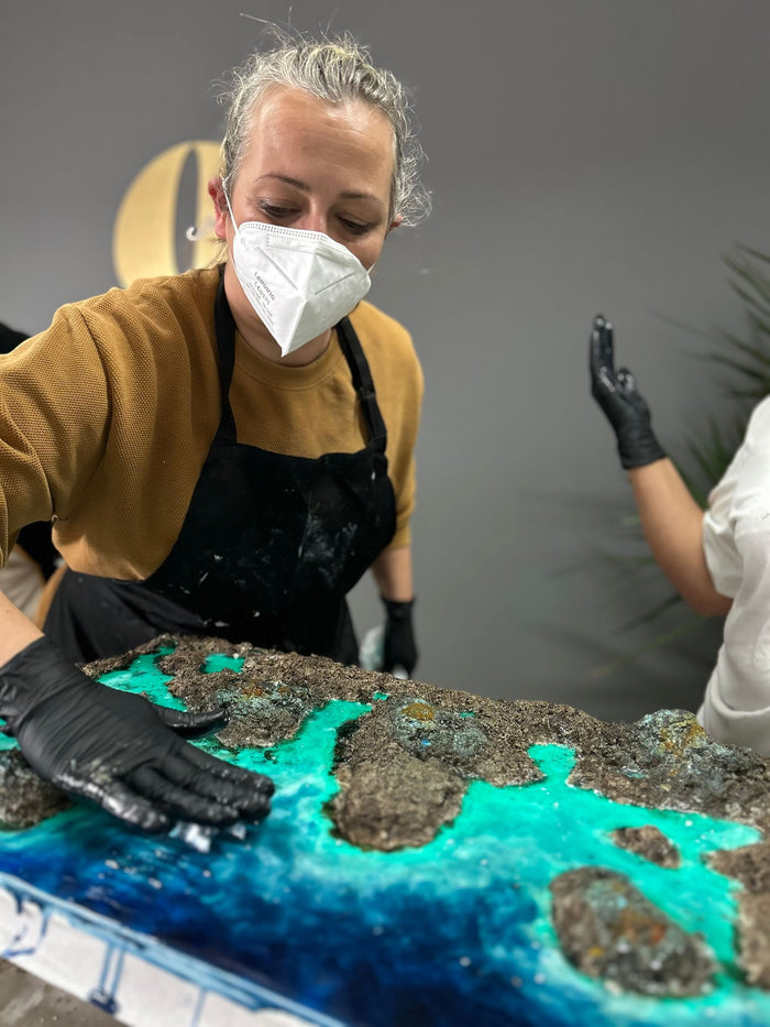 Eva Jurado trabajando una obra de Ocean Art en el taller