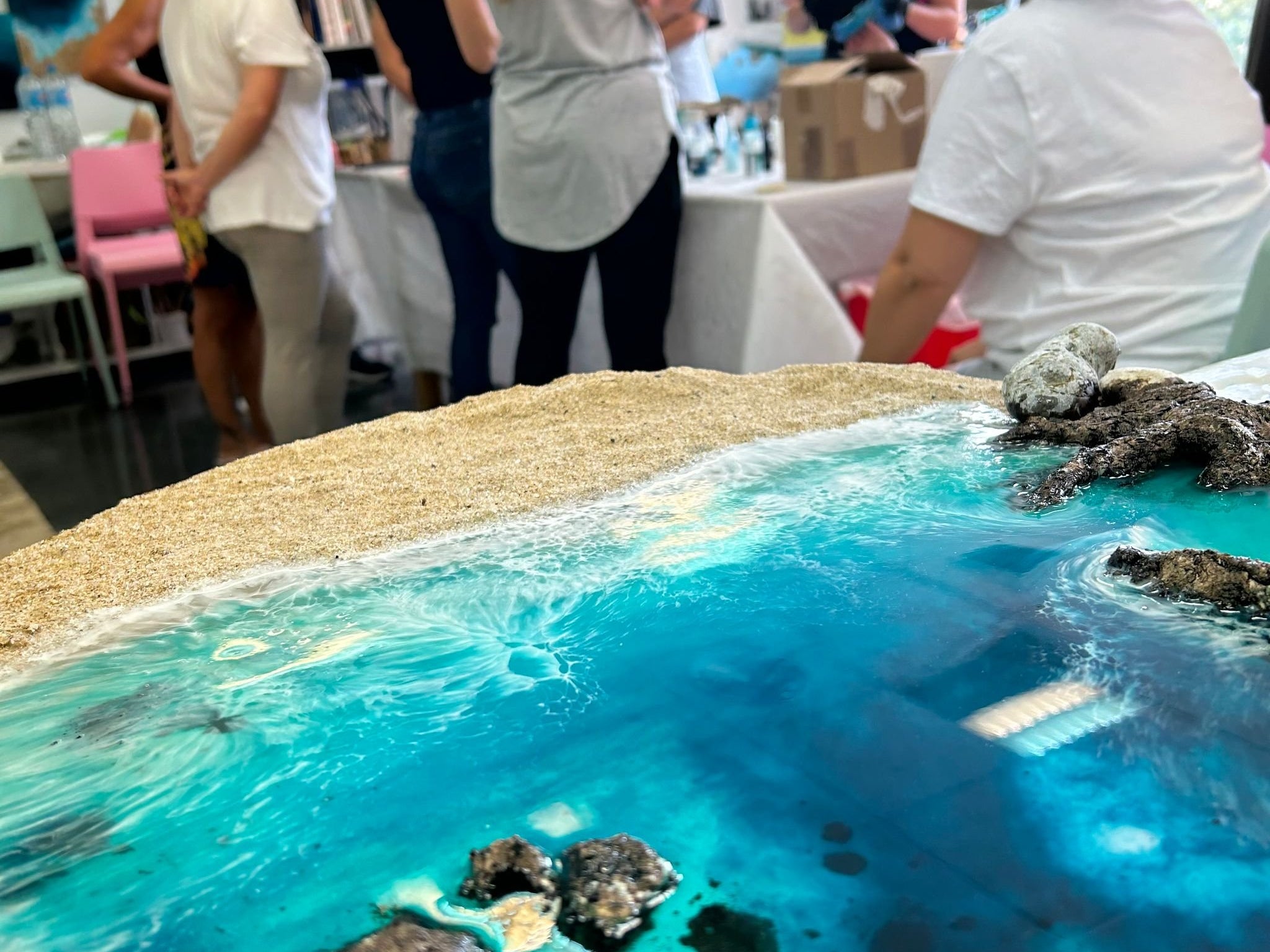 Obra de Ocean Art terminada, con la roca y el agua turquesa