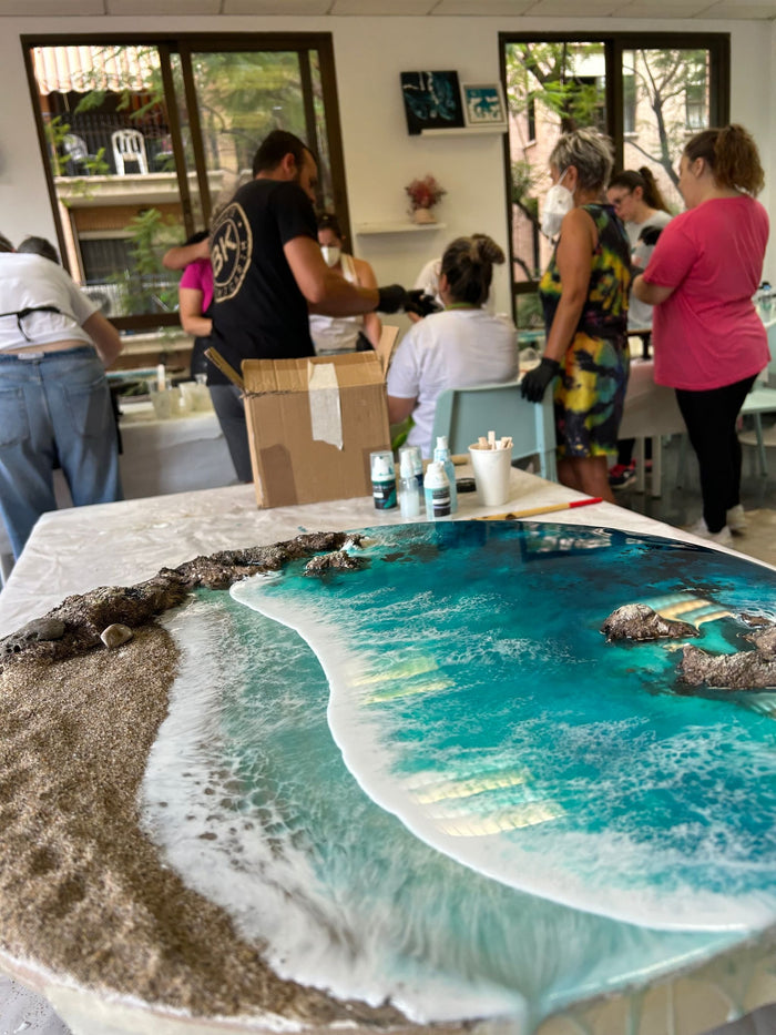Obra de Ocean Art terminada, con la ola rompiendo sobre la arena