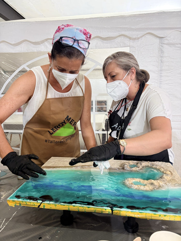 Dos alumnas trabajando la resina juntas