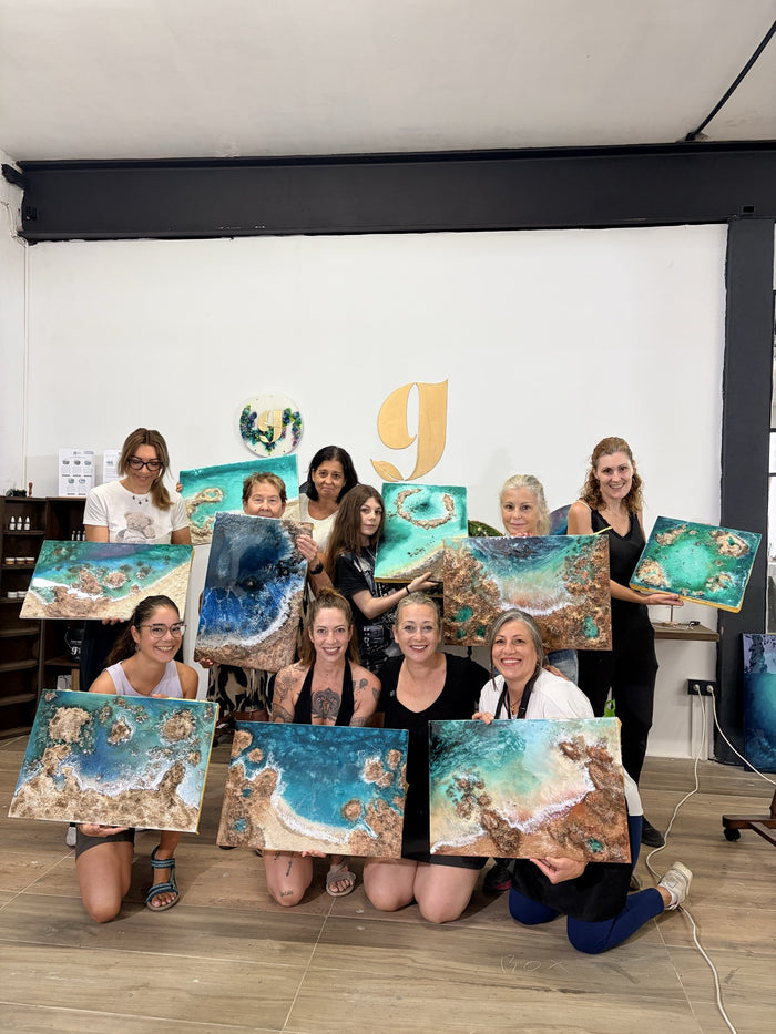 El grupo de la masterclass con sus obras terminadas