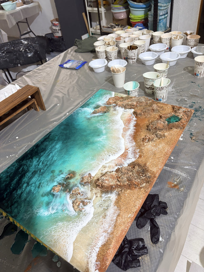 Obra de Ocean Art terminada sobre la mesa del taller