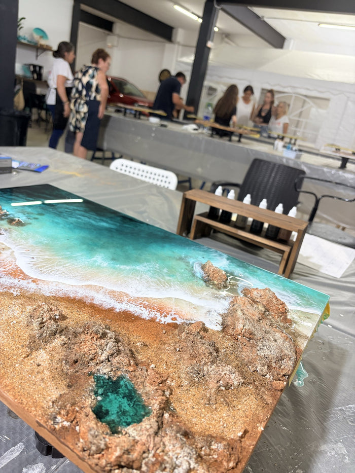 Obra terminada con el taller y las alumnas al fondo