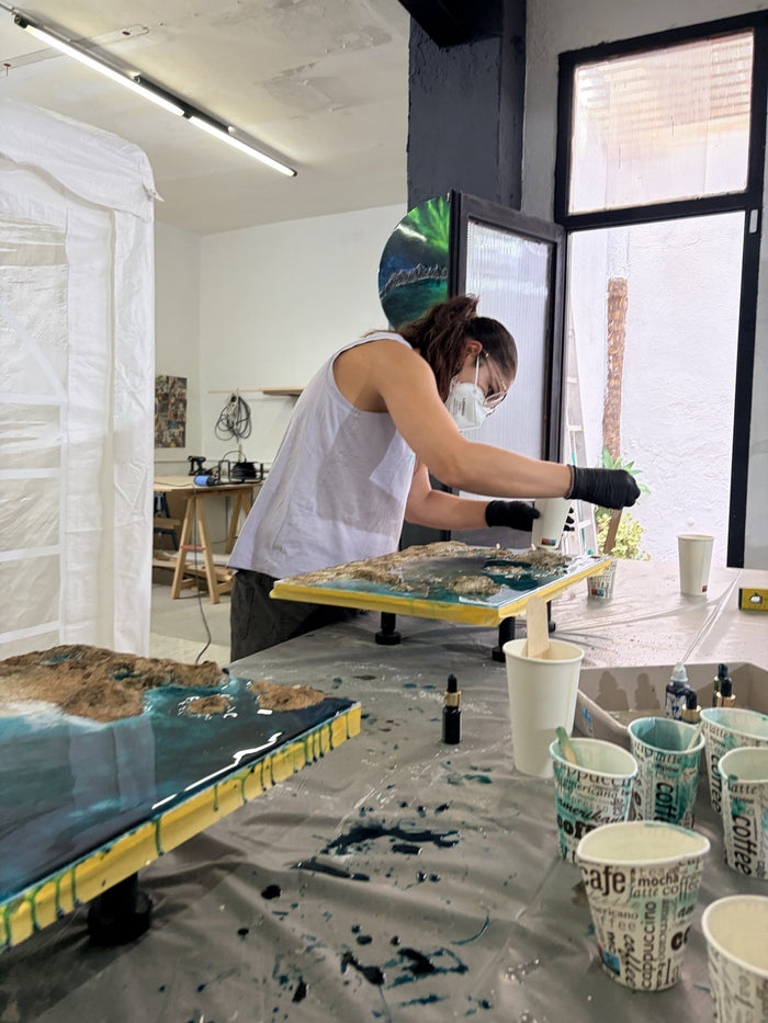 Alumna trabajando su obra en el taller